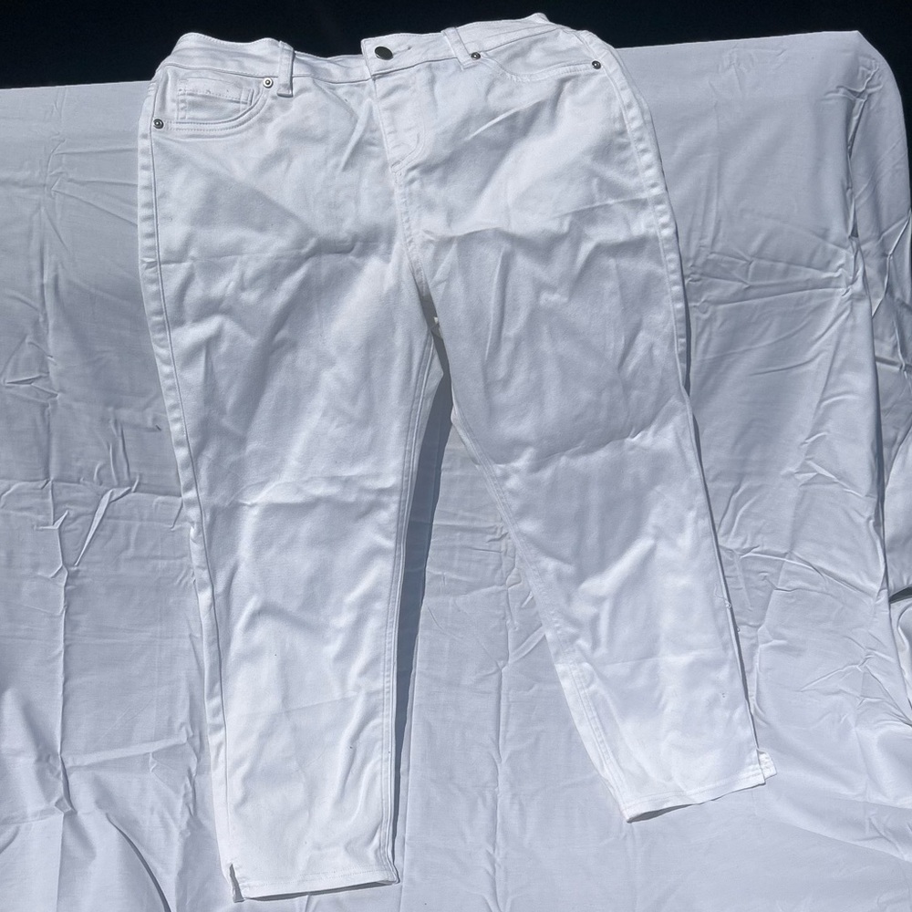 White cropped pants